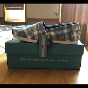 Women’s gray plaid Toms. Daisies on heel. 8M. NWT.